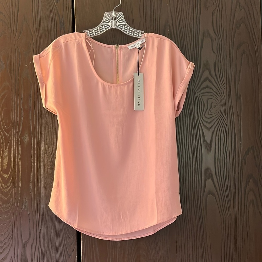 Olive + Oak peach blush sleeveless blouse. Size Small. NWT.